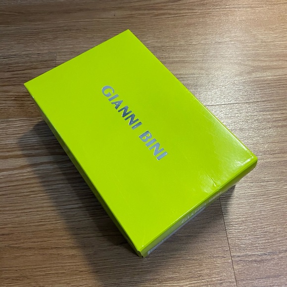 Gianni Bini white pumps - Picture 10 of 11